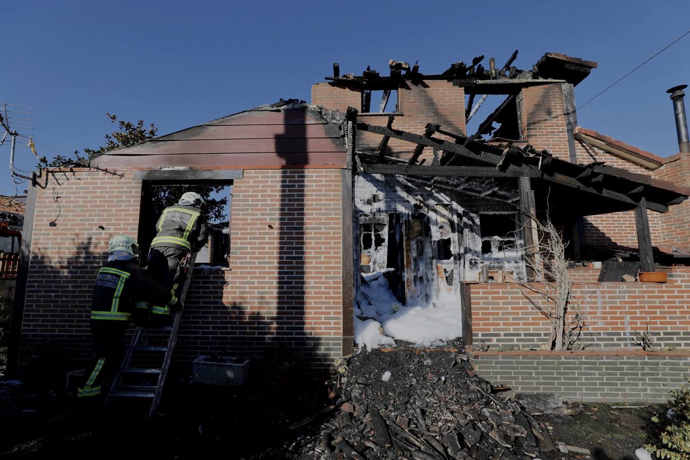 Un incendio destroza una vivienda en La Revilla