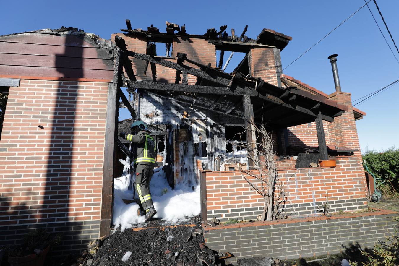 Un incendio destroza una vivienda en La Revilla