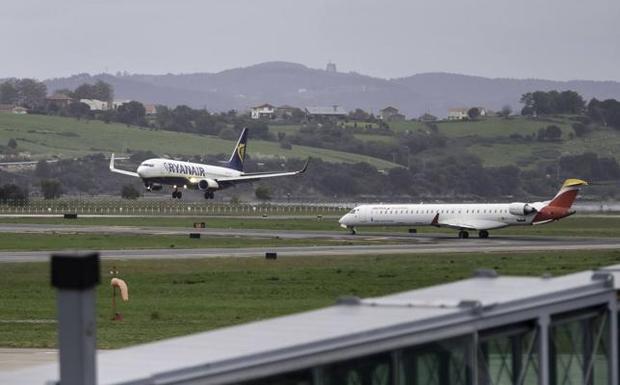 Aena anula el expediente para colocar balizas luminosas sobre la ría junto al aeropuerto