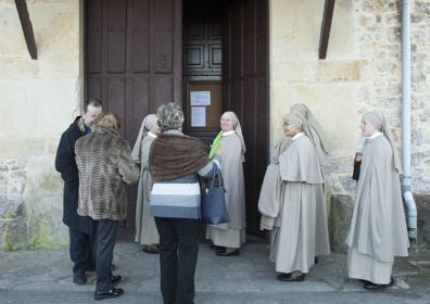 Imagen secundaria 1 - Arriba, muchos vecinos que compartieron la celebración religiosa con las hermanas. A la izquierda, las religiosas del Sagrado Corazón de Jesús que acudieron al monasterio. A la derecha, el Obispo de Santander, Manuel Sánchez Monge, que ofició la misa.