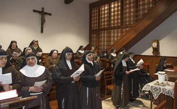 Las hermanas Clarisas de Escalante, junto a otras religiosas que se acercaron para compartir esta celebración.