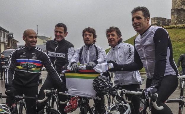 Los campeones mundiales Astarloa, Olano y Freire, con los ganadores del Tour Delgado e Indurain, en 2014. 
