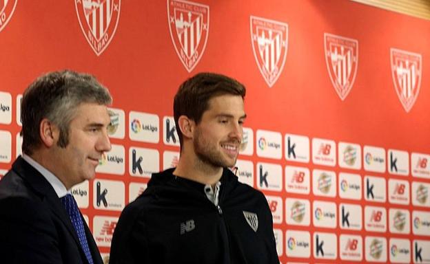 Iñigo Martínez, junto al presidente del Athletic Club, Josu Urrutia.