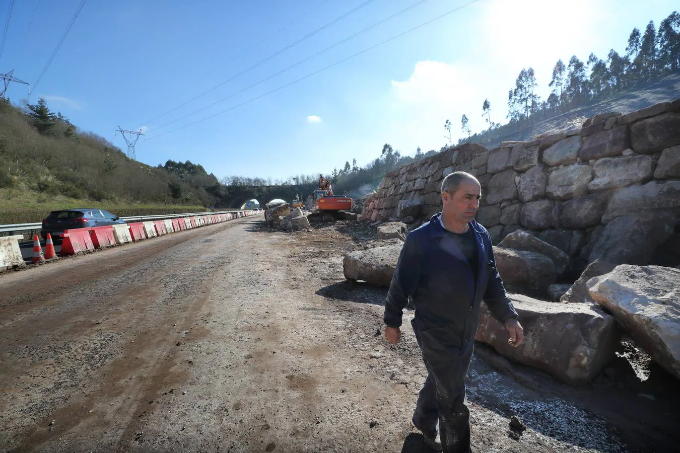 Trabajos para retirar las toneladas de tierra en Caviedes y para construir una escollera