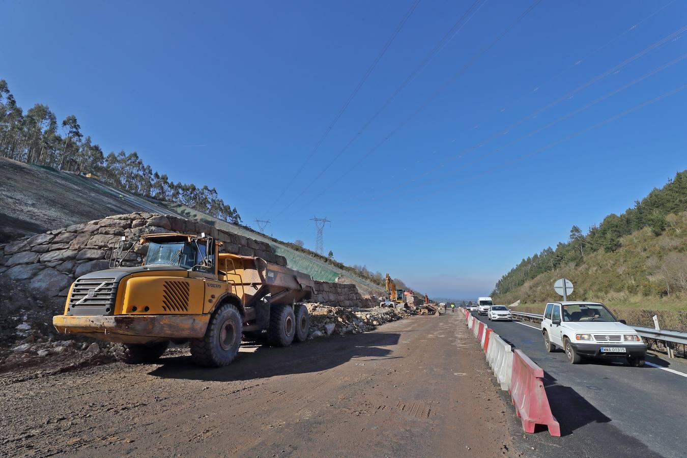 Trabajos para retirar las toneladas de tierra en Caviedes y para construir una escollera