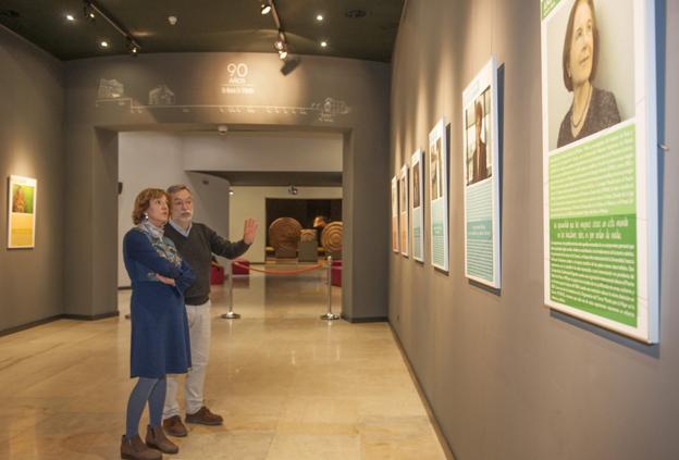 Eva Ranea y Ricardo Ontañón presentaron este miércoles la exposición 'Mujer y ciencia' que se puede visitar hasta el día 25. 