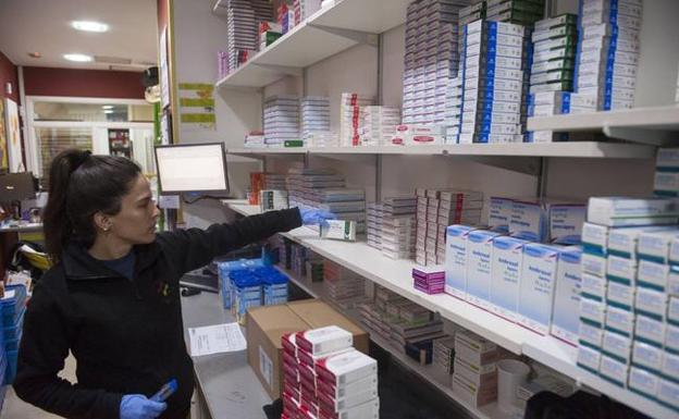 Las farmacias del municipio son las que preparan, cada semana, la dosificación de medicamentos para cada paciente 