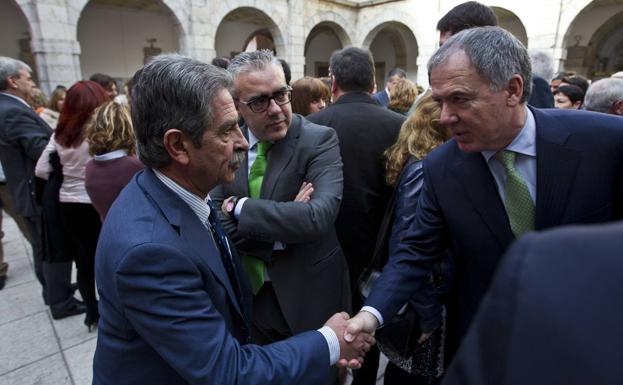 Imagen de archivo de Miguel Ángel Revilla y Lorenzo Vidal de la Peña, en el Parlamento.