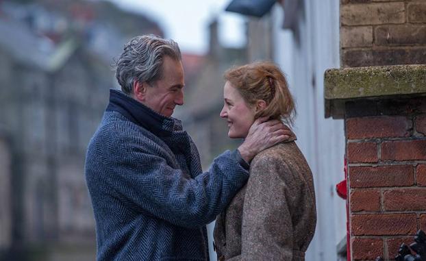 Imagen principal - Daniel Day-Lewis y Vicky Krieps son los protagonistsa de 'El hilo invisible' (2017).