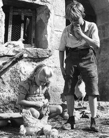 Imagen secundaria 2 - Diversas escenas de 'Juegos prohibidos' (1957) protagonizados por Brigitte Fossey y Georges Poujouly