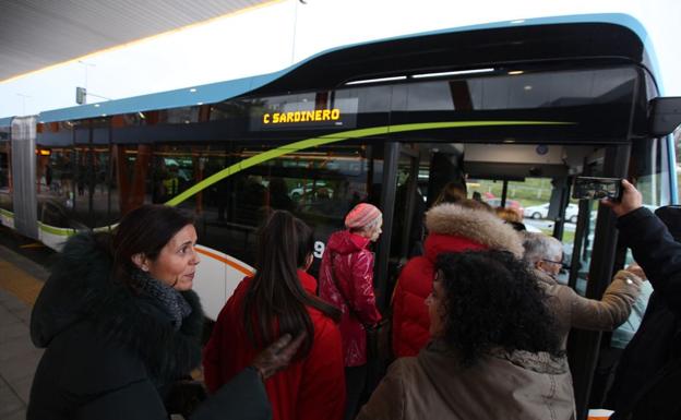 Imagen principal - Quejas, dudas y un autobús estropeado en la primera mañana del MetroTUS