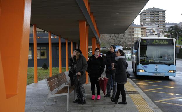 Viajeros en el intercambiador de El Sardinero.