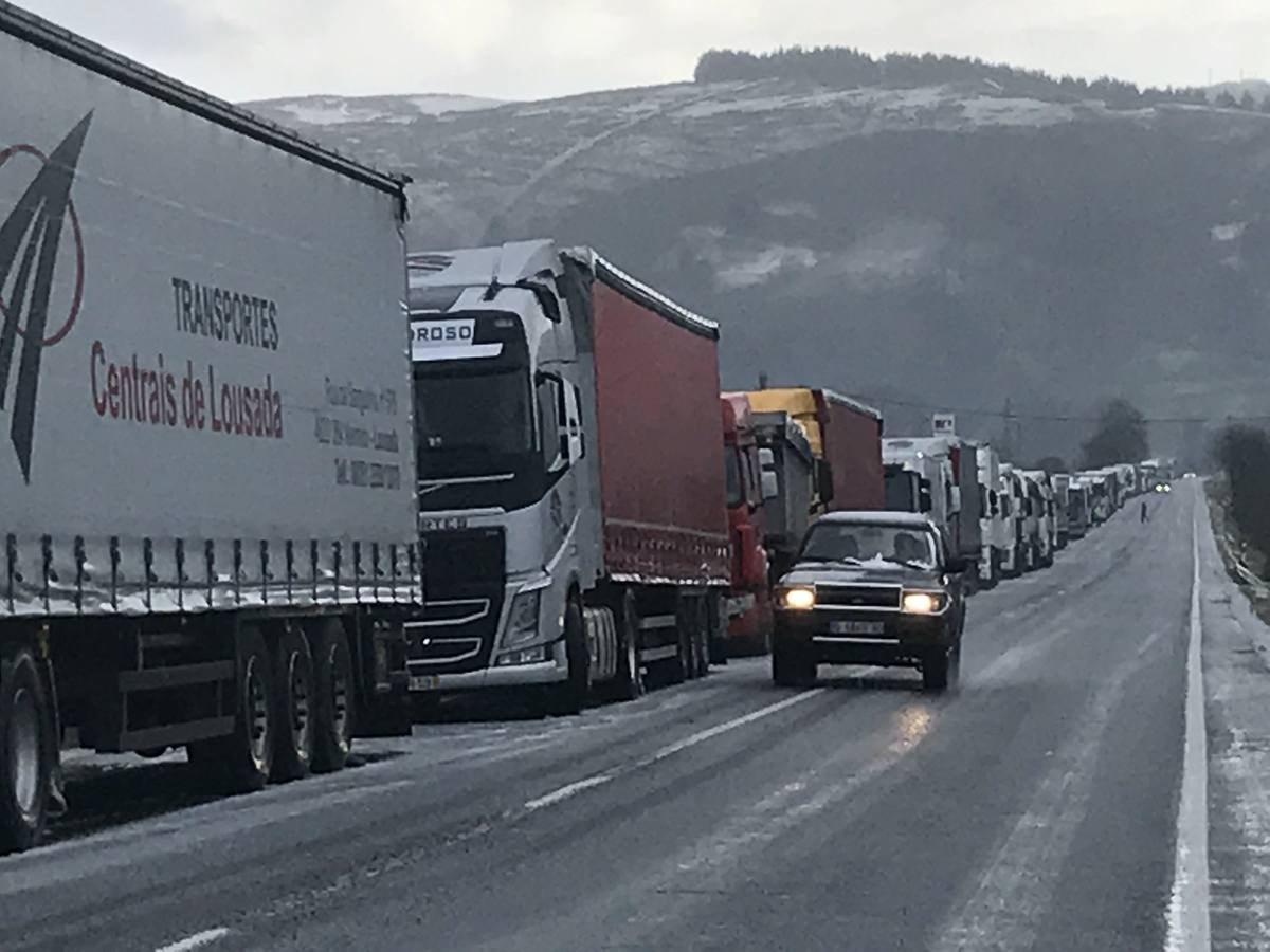 Convoy de camiones saliendo de Arenas de Iguña al reabrirse al tráfico la A-67