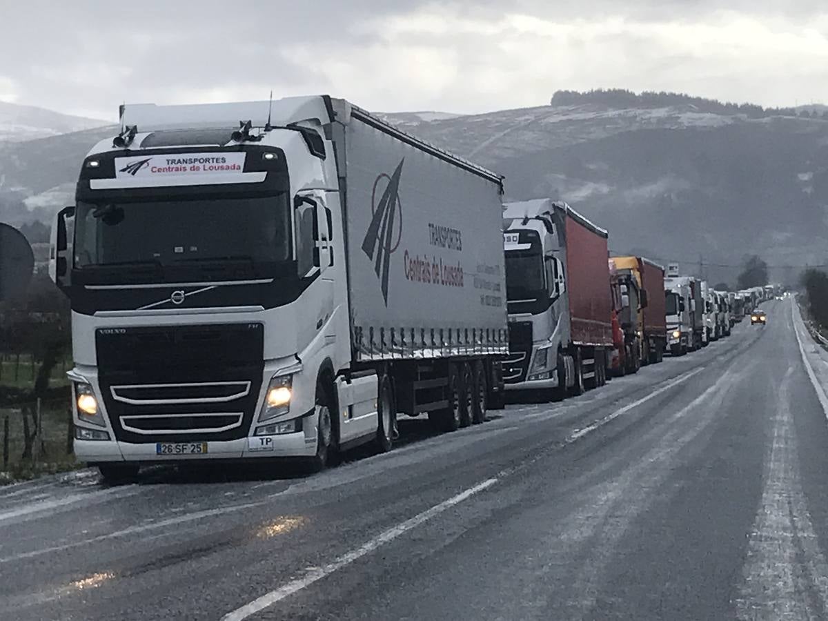 Convoy de camiones saliendo de Arenas de Iguña al reabrirse al tráfico la A-67