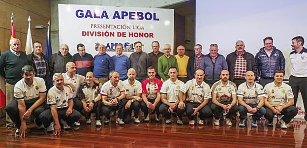 Los capitanes y presidentes de los equipos de la Apebol 2018 posan ayer en Meruelo. :: Sane