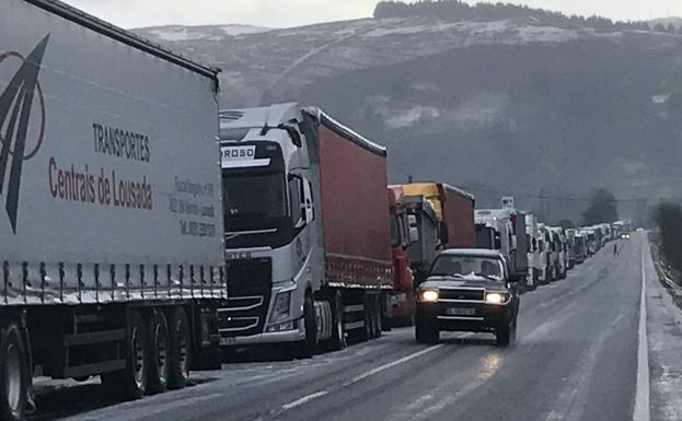 Imagen. Convoy de camiones saliendo de Arenas de Iguña al reabrirse al tráfico la A-67.