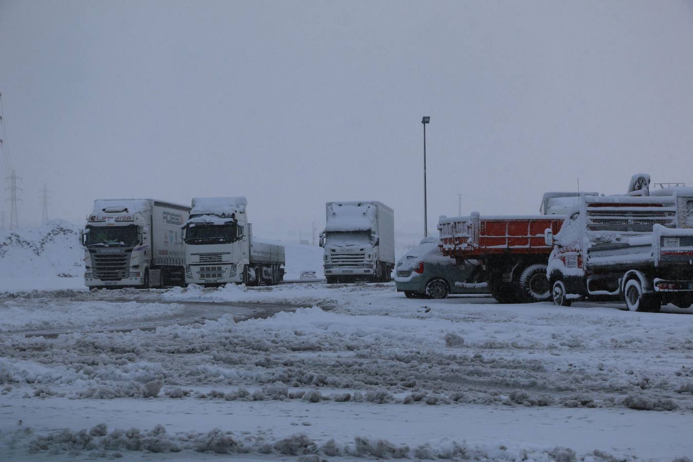 La nieve cubre este viernes las calles de Reinosa y complica las entradas y salidas de la autovía A-67, donde los camiones están embolsados