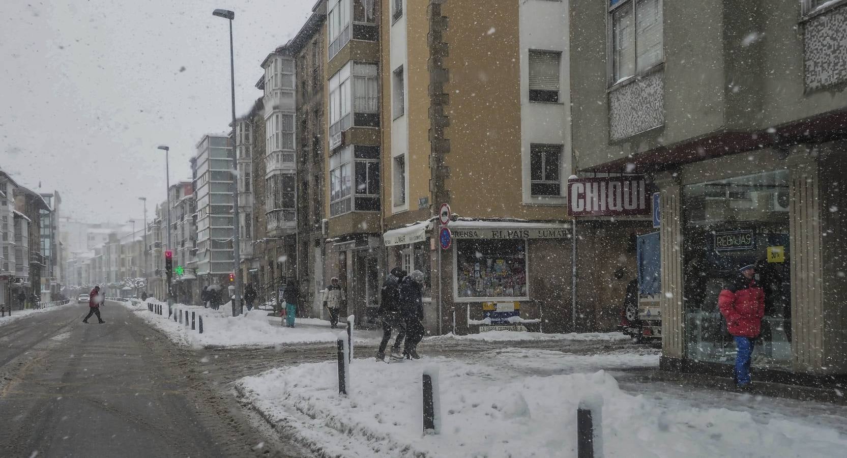 La nieve no ha impedido que los vecinos hayan seguido con sus rutinas diarias