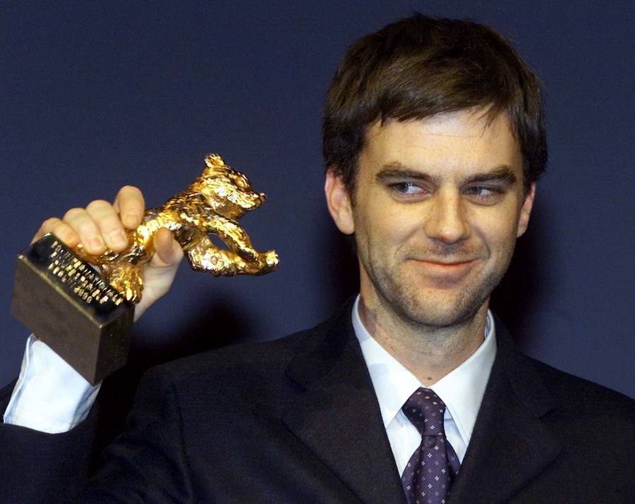 Paul Thomas Anderson muestra el Oso de Oro a la mejor película concedido en el Festival de Cine Berlín a 'Magnolia' (2000).