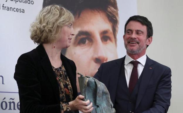 Valls recibe el Premio Gregorio Ordóñez de manos de Ana Iribar, viuda del concejal donostiarra del PP asesinado por ETA. 