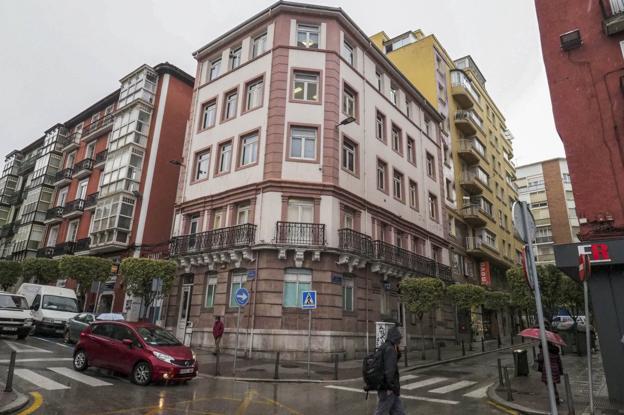 El veterano edificio de la Casa de Socorro está en la confluencia de las calles de La Enseñanza y del Cardenal Cisneros.