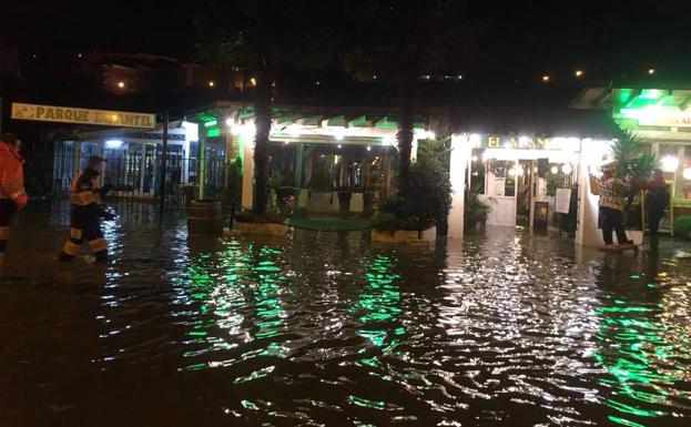 Imagen principal - La inundación del restaurante El Álamo, en Suances. 