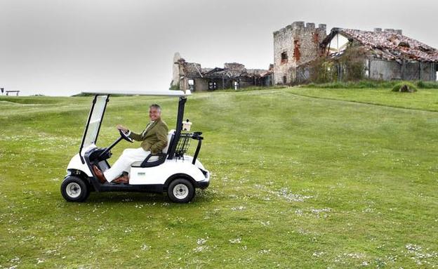 Francisco Pernía, representante de la empresa Silver Eagle en Cantabria y director del campo de golf de Oyambre, ante la Casa Club en 2009