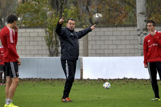 Carlos Pouso dirige un entrenamiento en su etapa como entrenador del Logroñés