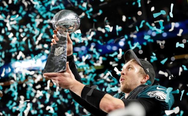 Nick Foles alza el trofeo Vince Lombardi. 