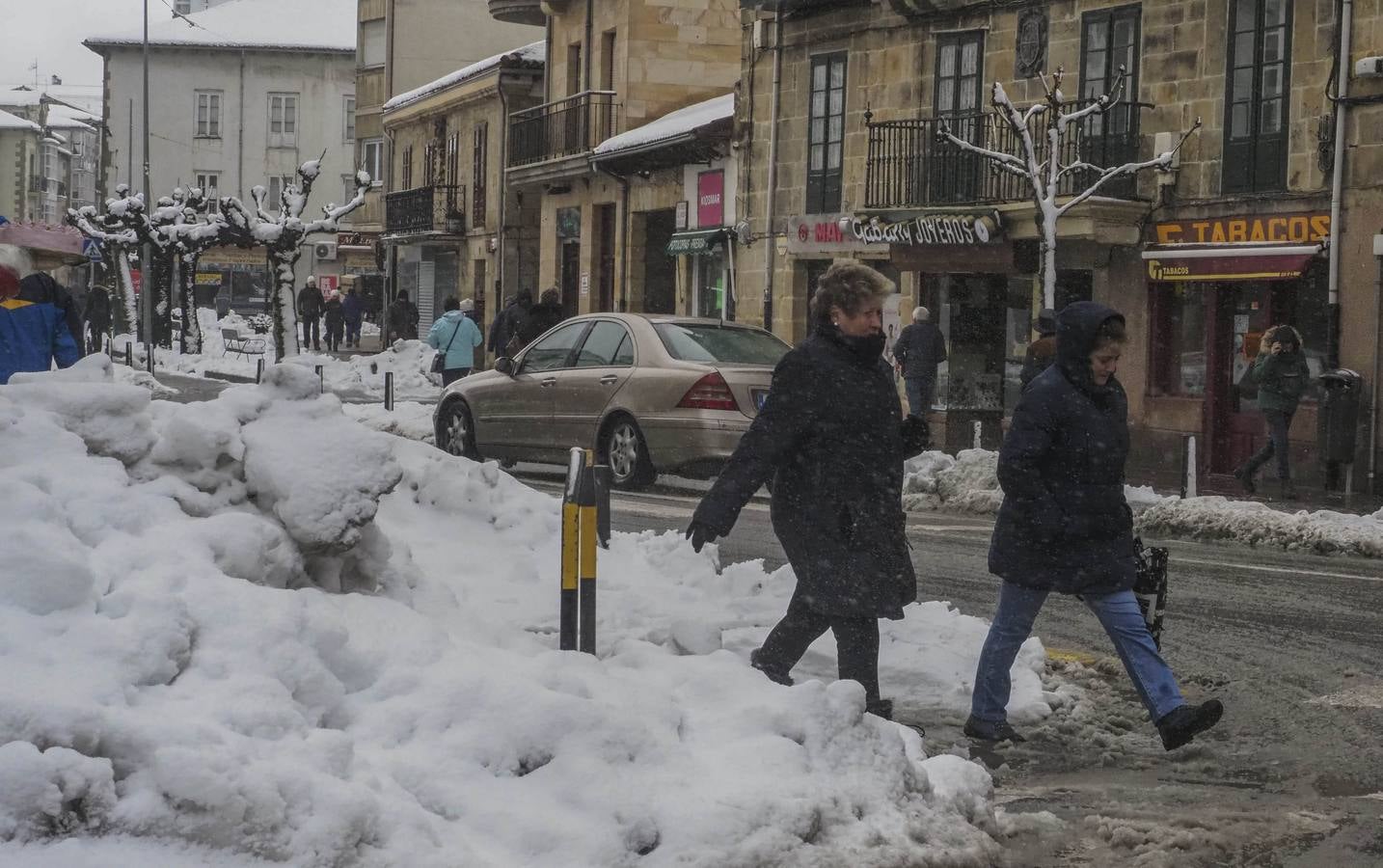 La cota de nieve baja hasta los 300 metros este lunes 5 de febrero, con cortes intermitentes en la A-67 y puertos cerrados