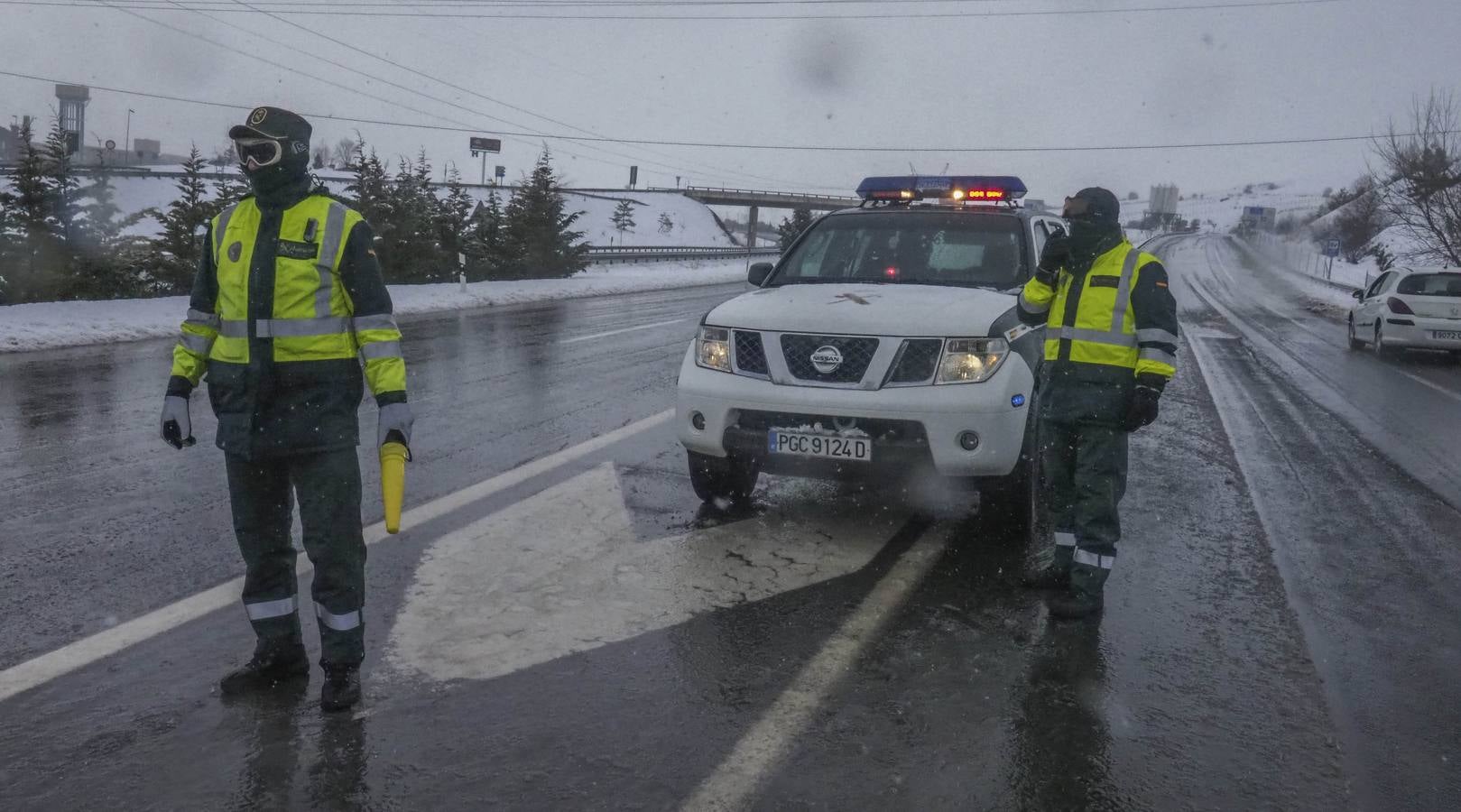 La cota de nieve baja hasta los 300 metros este lunes 5 de febrero, con cortes intermitentes en la A-67 y puertos cerrados