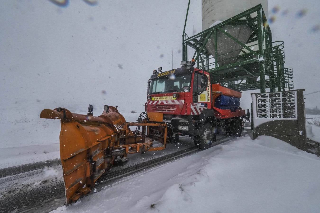 La cota de nieve baja hasta los 300 metros este lunes 5 de febrero, con cortes intermitentes en la A-67 y puertos cerrados