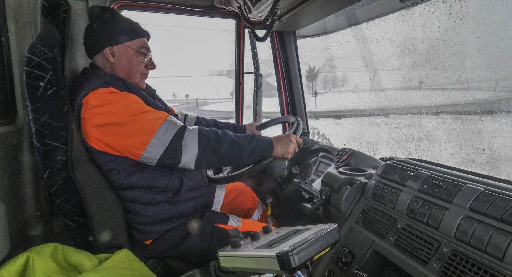 La cota de nieve baja hasta los 300 metros este lunes 5 de febrero, con cortes intermitentes en la A-67 y puertos cerrados