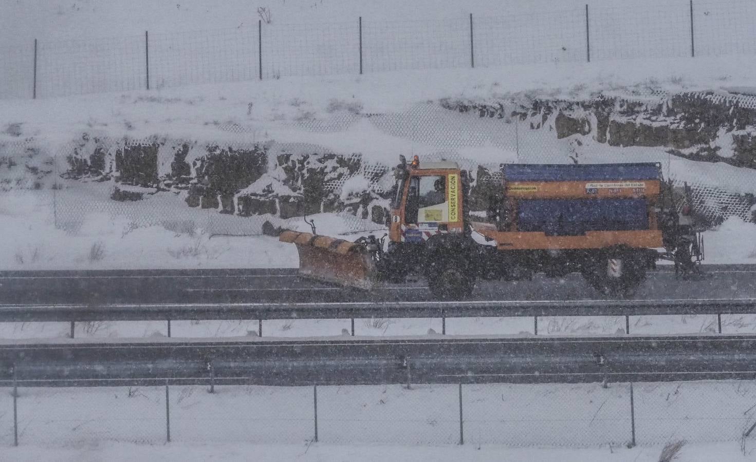 La cota de nieve baja hasta los 300 metros este lunes 5 de febrero, con cortes intermitentes en la A-67 y puertos cerrados