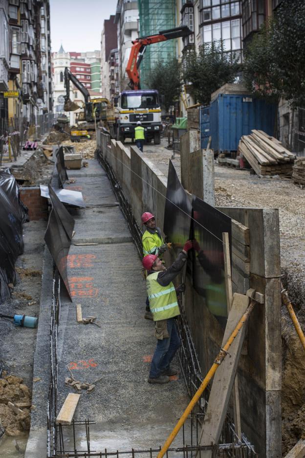 Trabajos del encofrado de los lados de las rampas, que discurren por el lado Oeste de la calle.