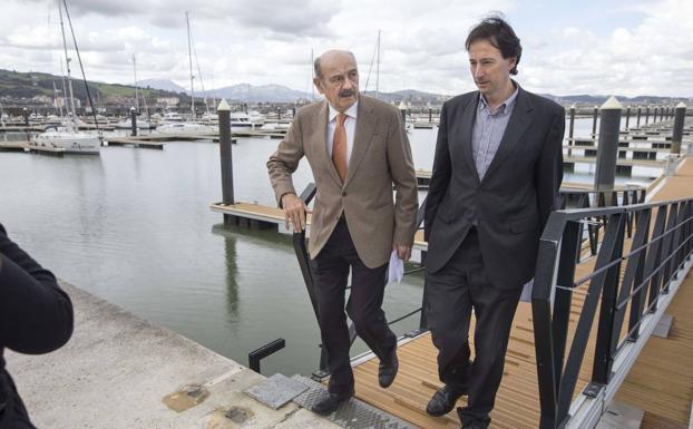 Imagen de archivo del consejero José María Mazón en el puerto de Laredo.