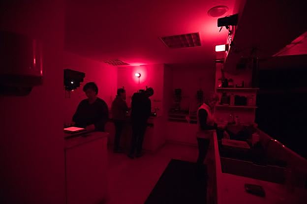 Las sesiones de revelado tienen varias metodologías que los alumnos deben seguir. :: M. C.