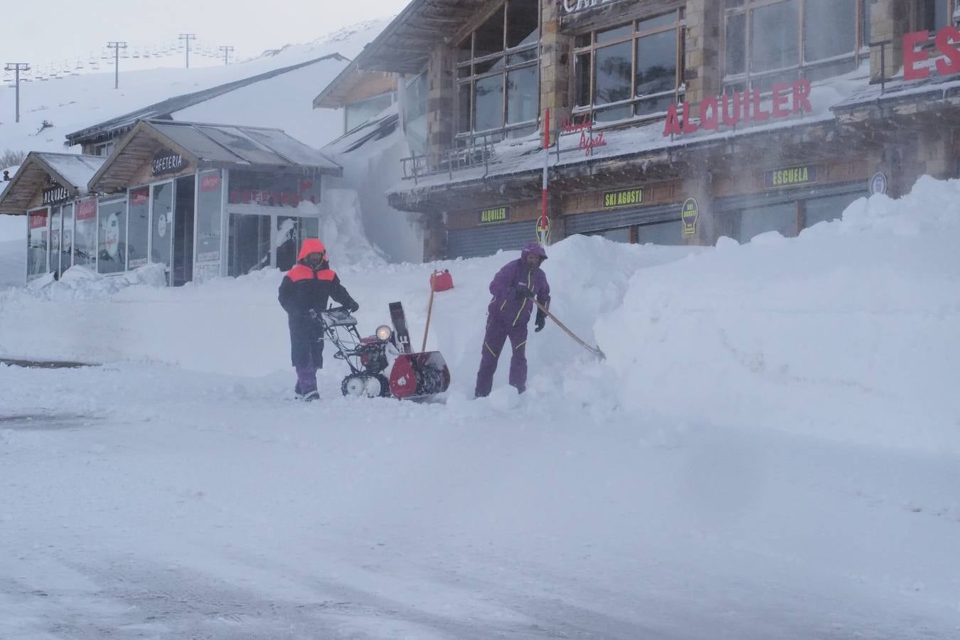 Los aficionados a la nieve disfrutan de Alto Campoo