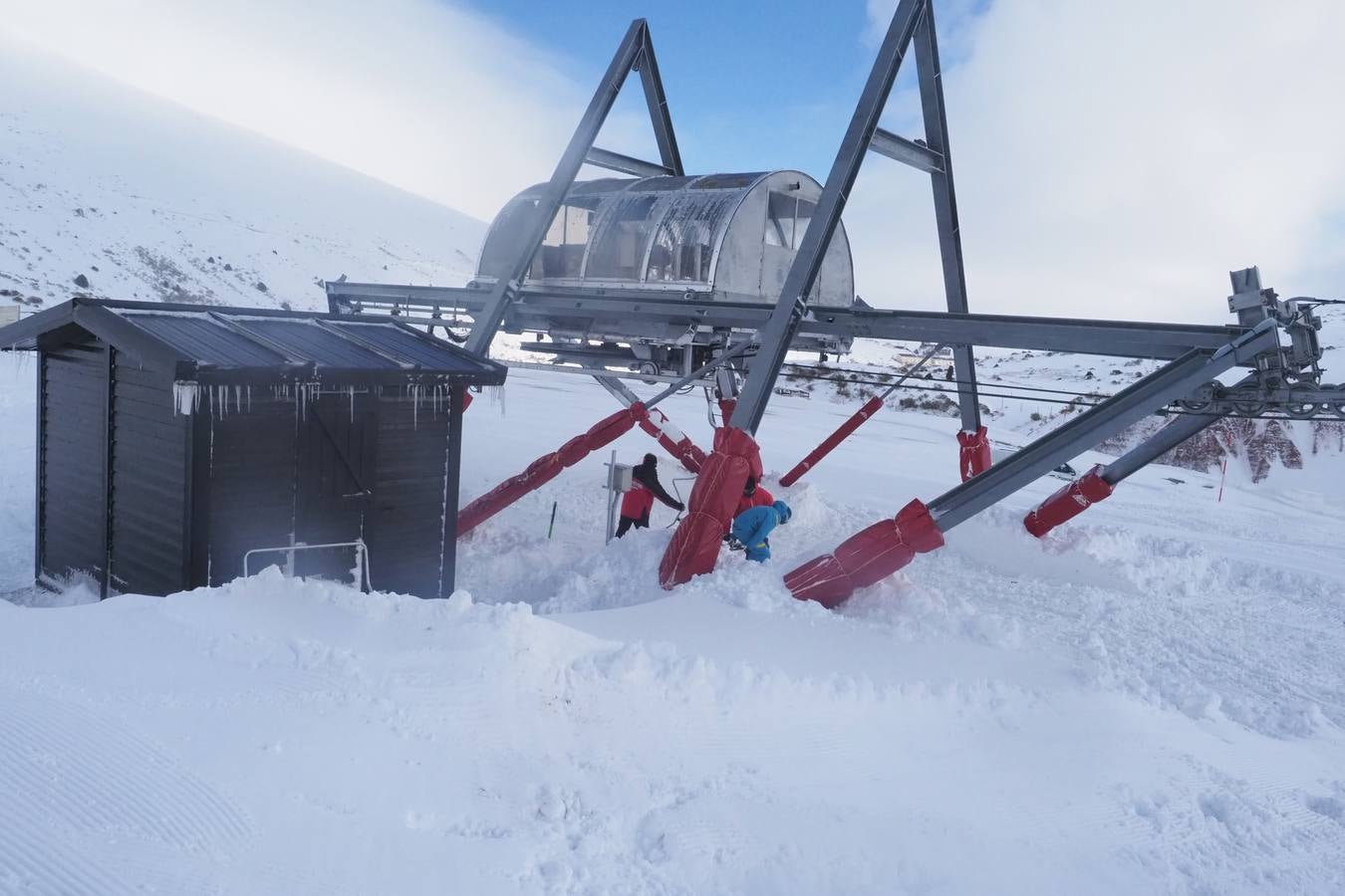 Los aficionados a la nieve disfrutan de Alto Campoo