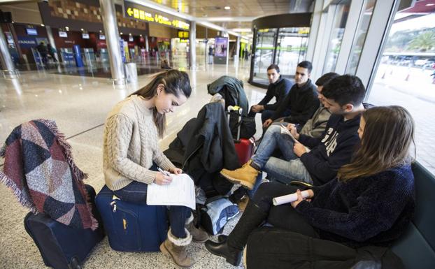 Un grupo de jóvenes de Cantabria rellenan las reclamaciones a la compañía.