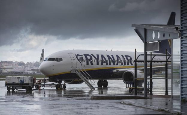 El avión de Ryanair al que le cayó un rayo el miércoles por la noche.