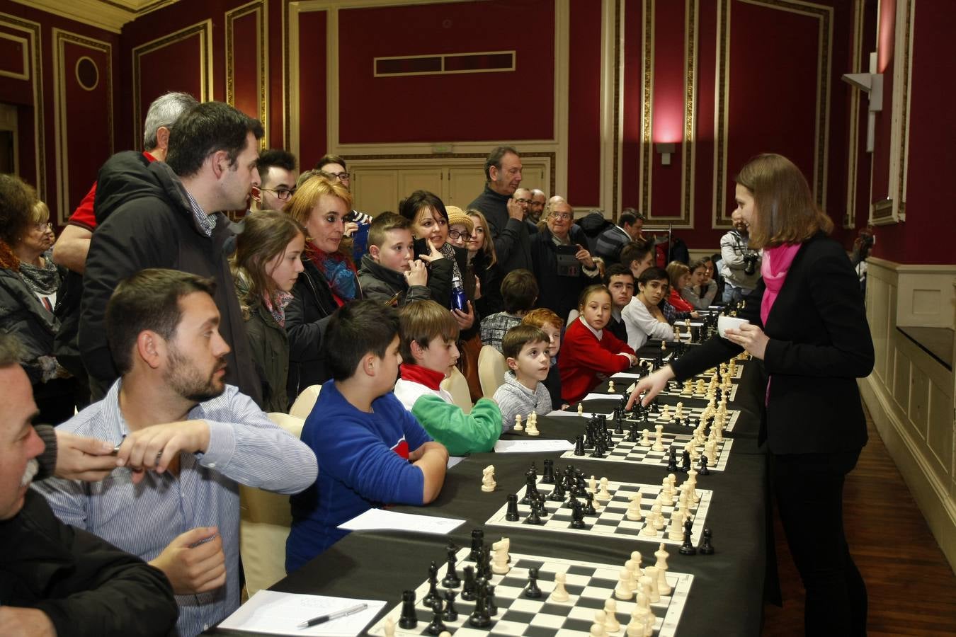 Fotos: Las campeonas del Mundo de ajedrez, las hermanas Muzychuk, contra 70 jugadores cántabros