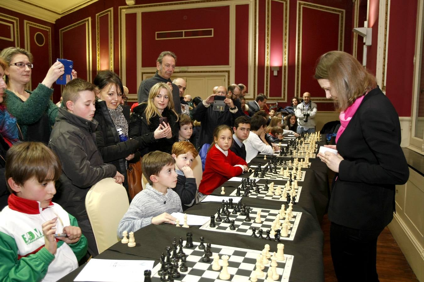 Fotos: Las campeonas del Mundo de ajedrez, las hermanas Muzychuk, contra 70 jugadores cántabros