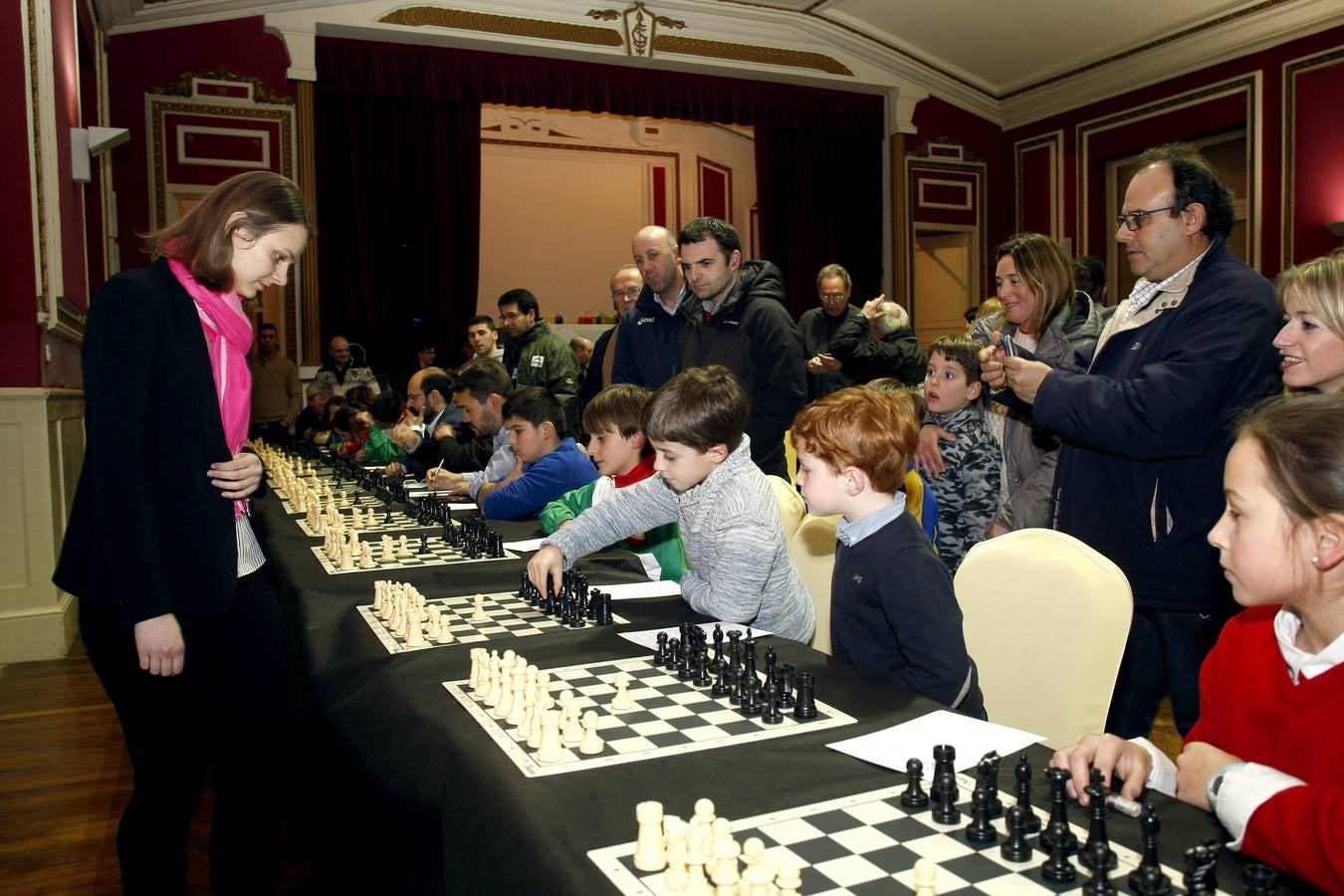 Fotos: Las campeonas del Mundo de ajedrez, las hermanas Muzychuk, contra 70 jugadores cántabros