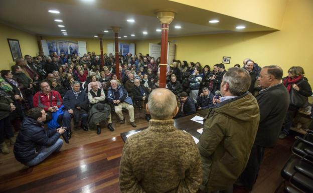 Los vecinos, reunidos esta tarde en el Centro Cívico de Camarreal.