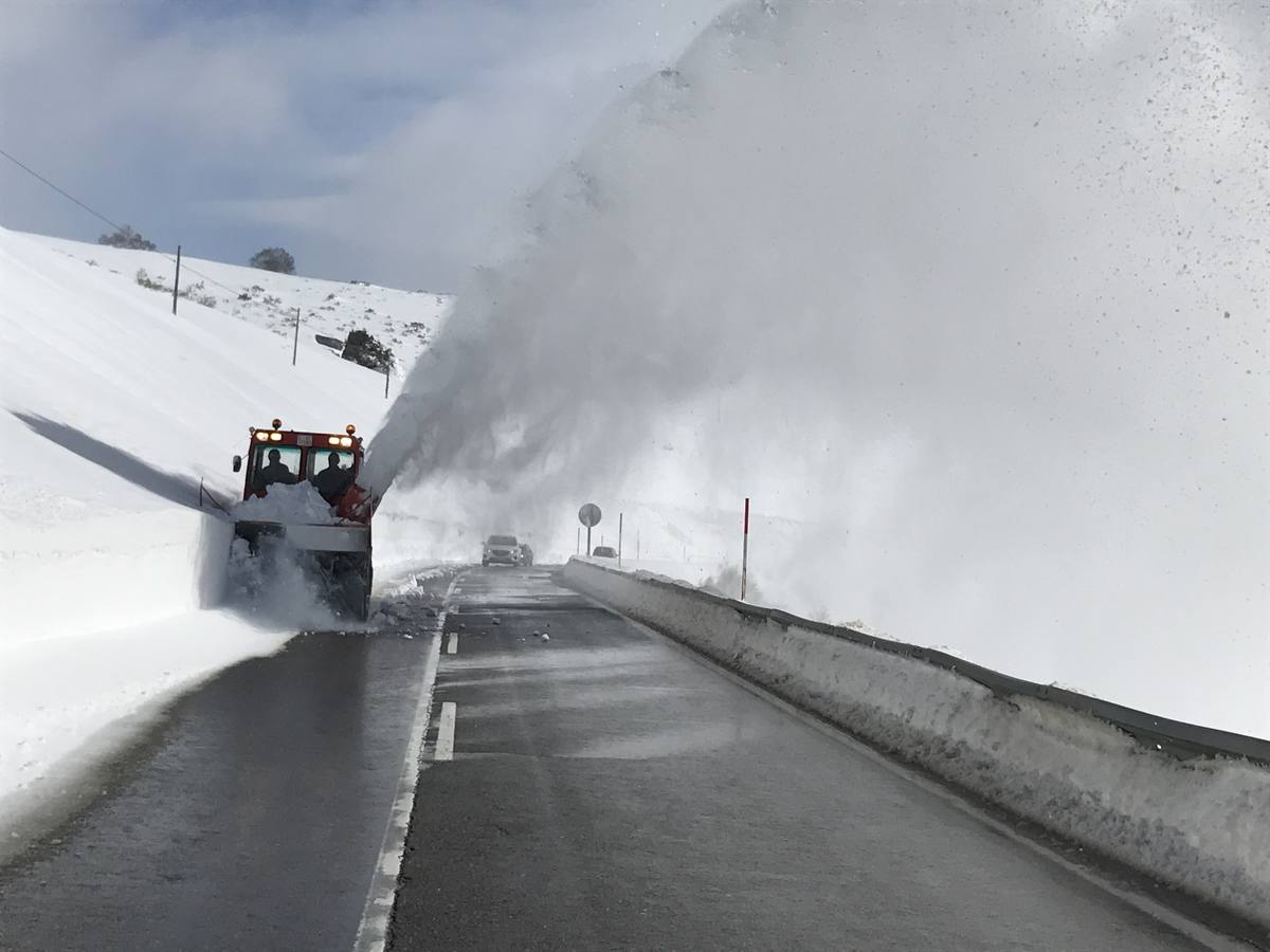 La nieve ha dificultado esta mañana los accesos a Alto Campoo