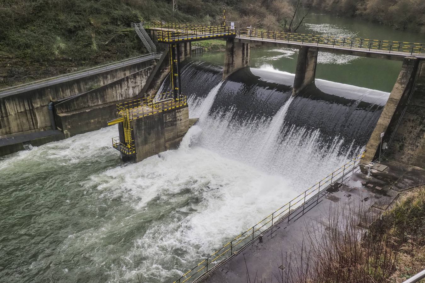 En el río Besaya, el agua baja por el salto de Las Fraguas, el punto en el que capta Torrelavega.