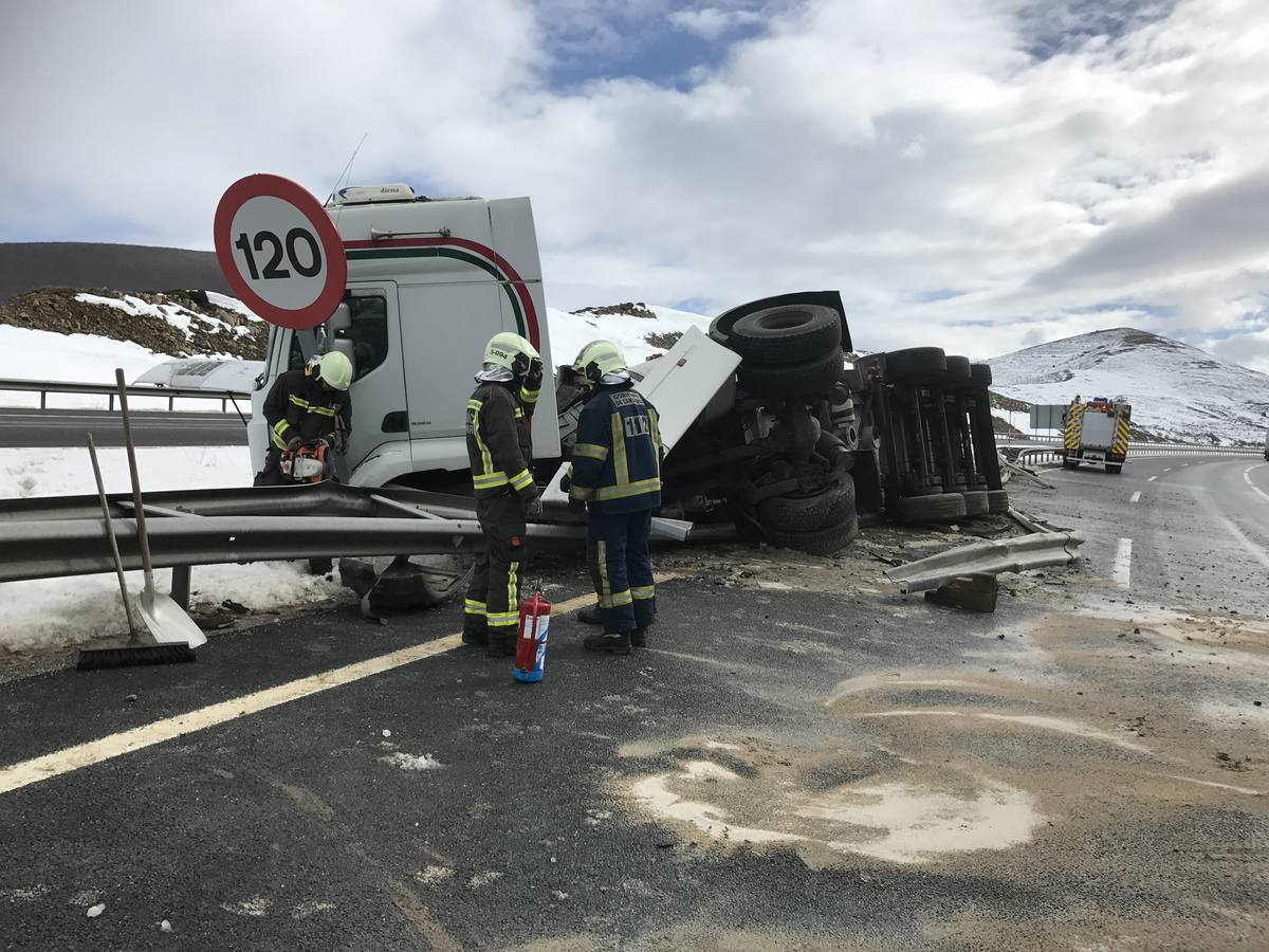 Un camión vuelca en Fombellida y corta por completo la A-67.