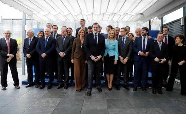 Foto de familia con los barones del PP.