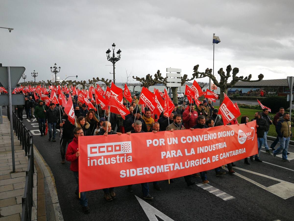 Cabeza de la marcha que este lunes se ha celebrado en Santander y en la que han participado delegados de CC OO y UGT.